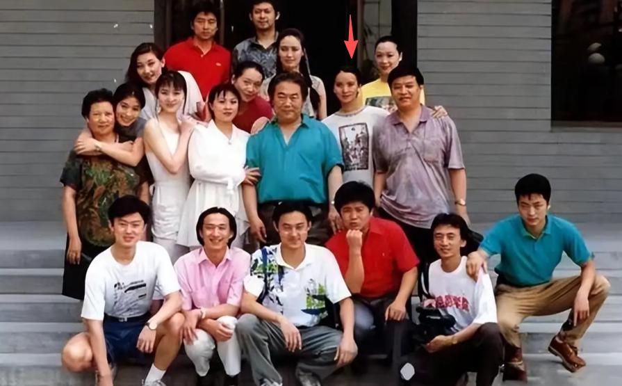 吃里扒外！13年前定居美国，回国捞金遭“驱逐”的她，52岁成笑话