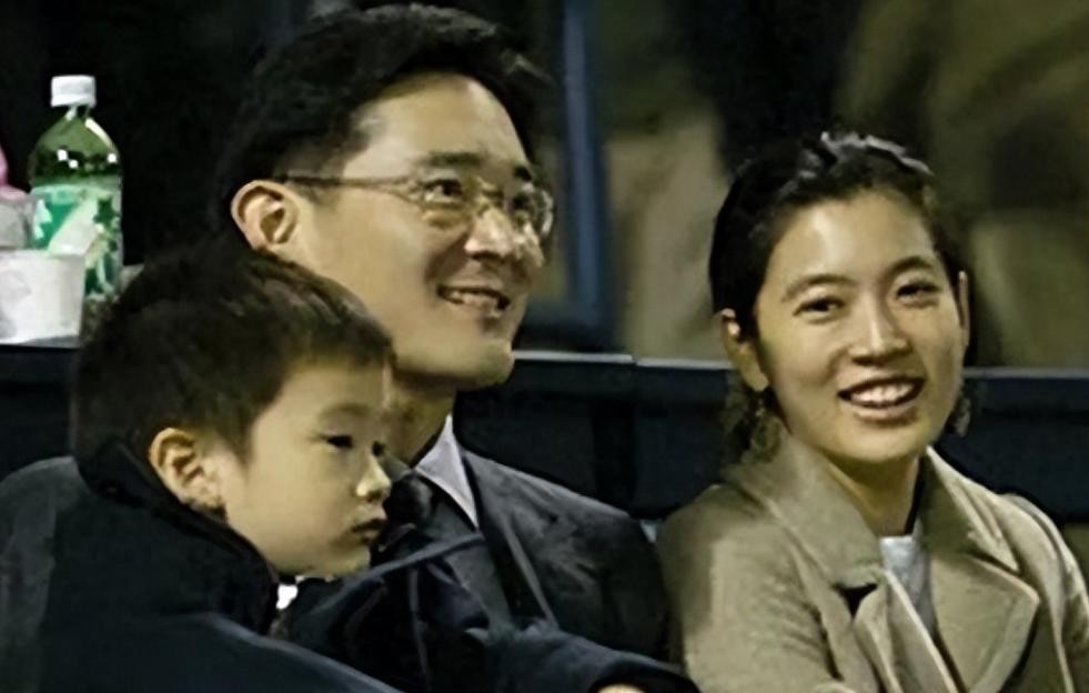 跟李在镕离婚16年，林世玲过得舒心多了，和25岁儿子同框像姐弟
