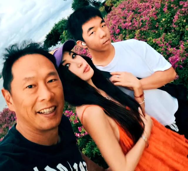 温碧霞晒全家福,儿子长的像爸爸,网友吐槽颜值低!