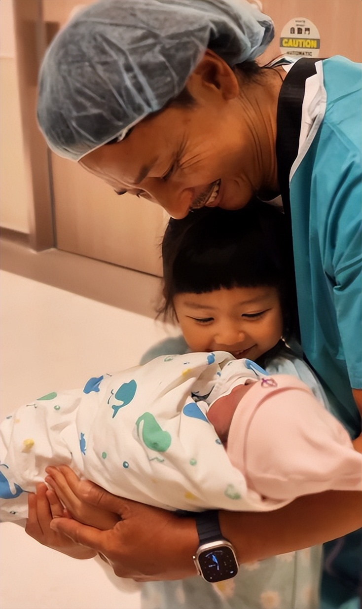 港星58岁妻子生二胎5天花掉近10万,经济压力大不会再要三胎