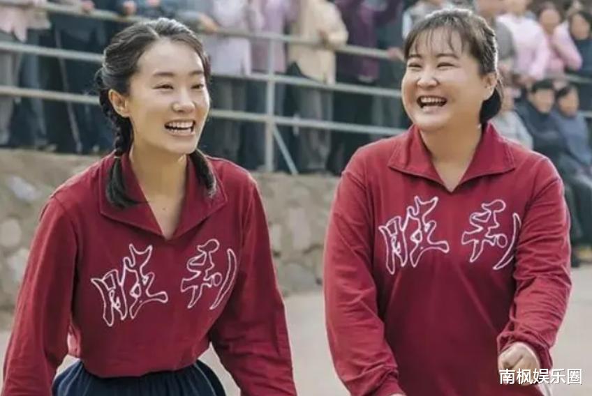 贾玲最近杀疯了！素颜状态，耀眼自信，变的是面相不变的是笑容