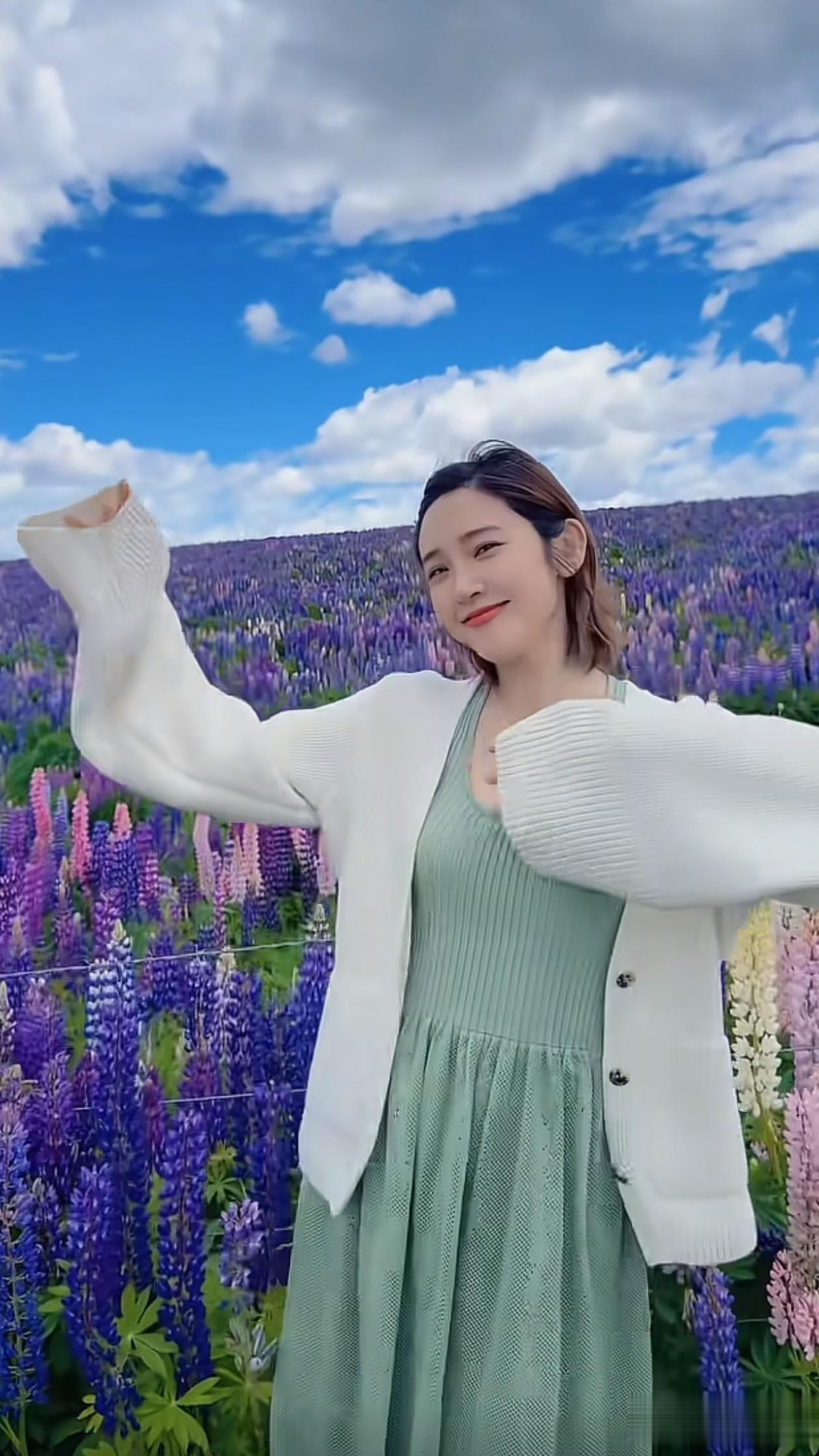 38岁唐艺昕最新穿搭：齐肩发+背心裙+开衫，像28岁，张若昀好福气