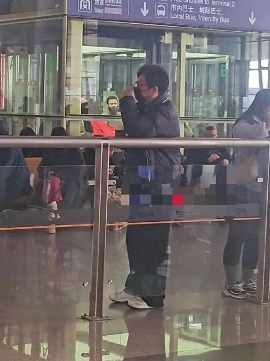 王诗龄假期回国,王岳伦又来接机,这一次的机场穿搭就很好看