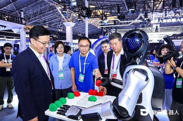 智元四大明星機器人集體亮相WAIC2025 大秀才藝 干活給力
