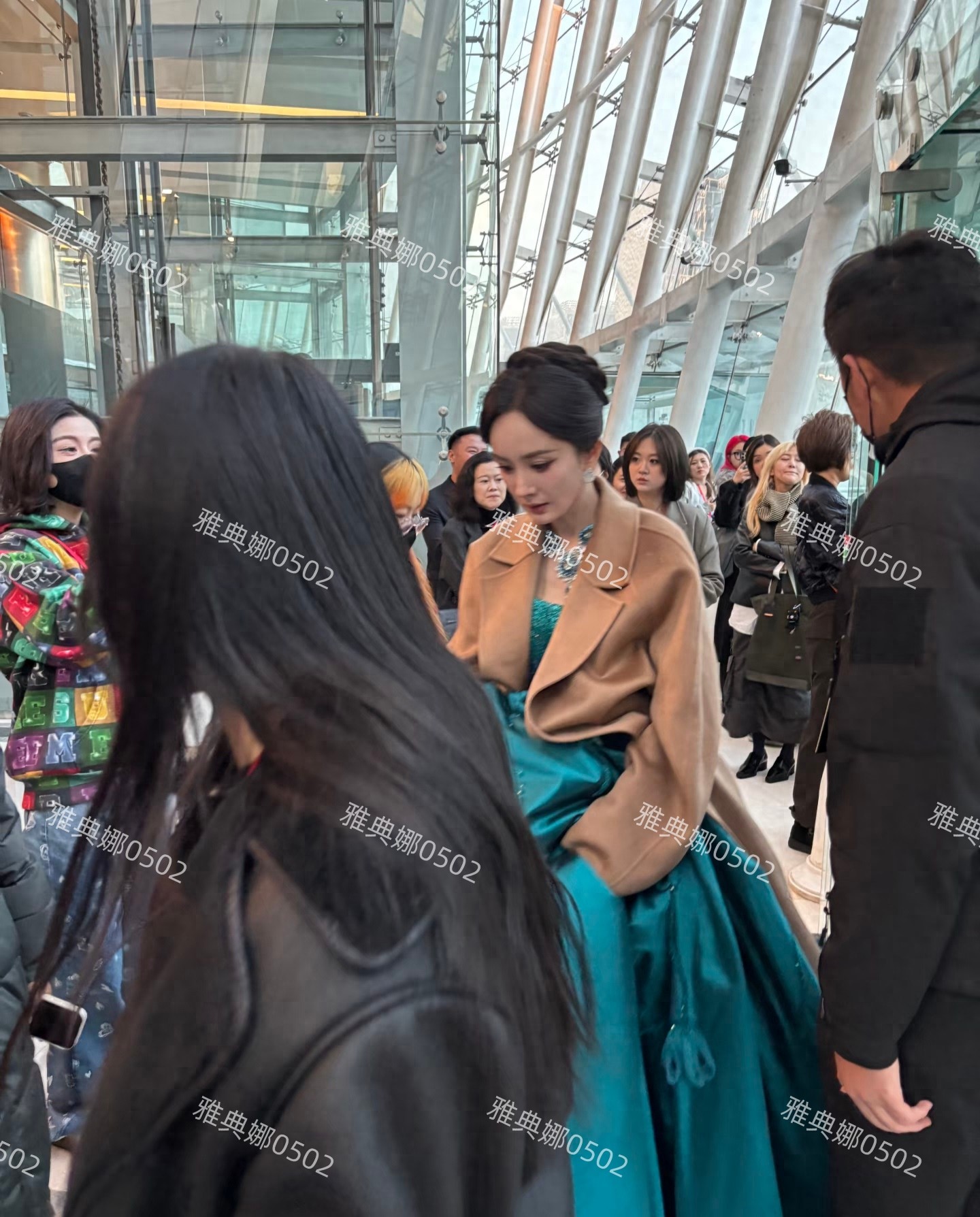 近距离看杨幂她低头垂眸的样子好美，就是太瘦了年龄感重不够年轻