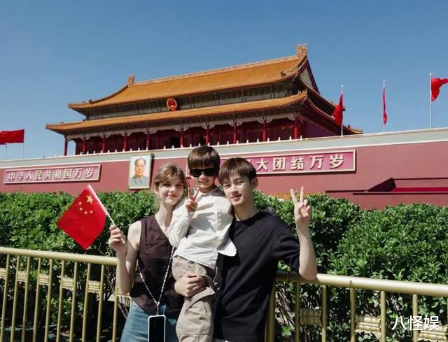 董力阿诺家里过节，餐桌紧挨屋门，过道只能走一人，6口住好拥挤