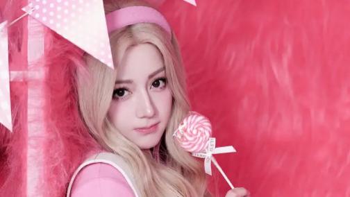 32岁迪丽热巴五官精致秒变芭比娃娃，这颜值好梦幻