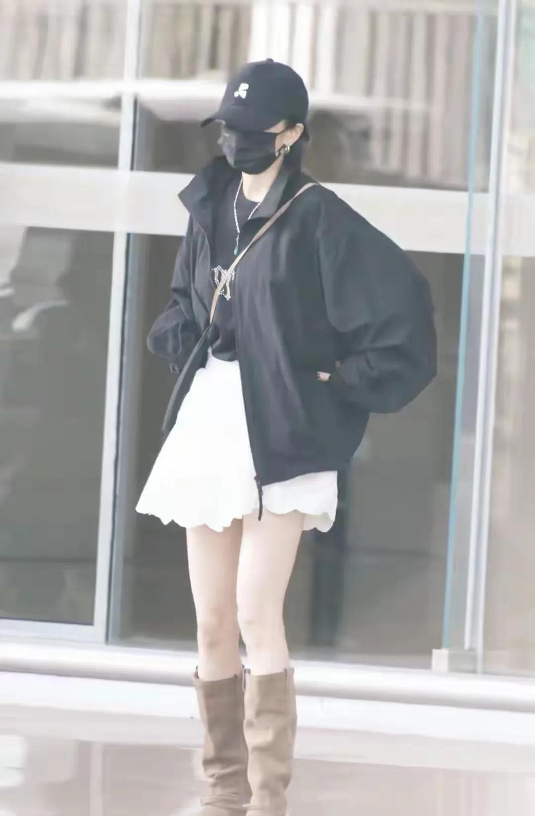 杨幂机场造型好吸睛,麻花辫搭配黑外套白短裙,甜酷又俏皮