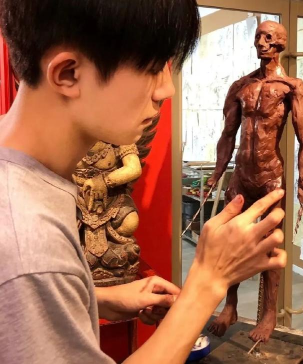 央视专访这次，易烊千玺只字未提赵丽颖，却给赵丽颖提了个醒