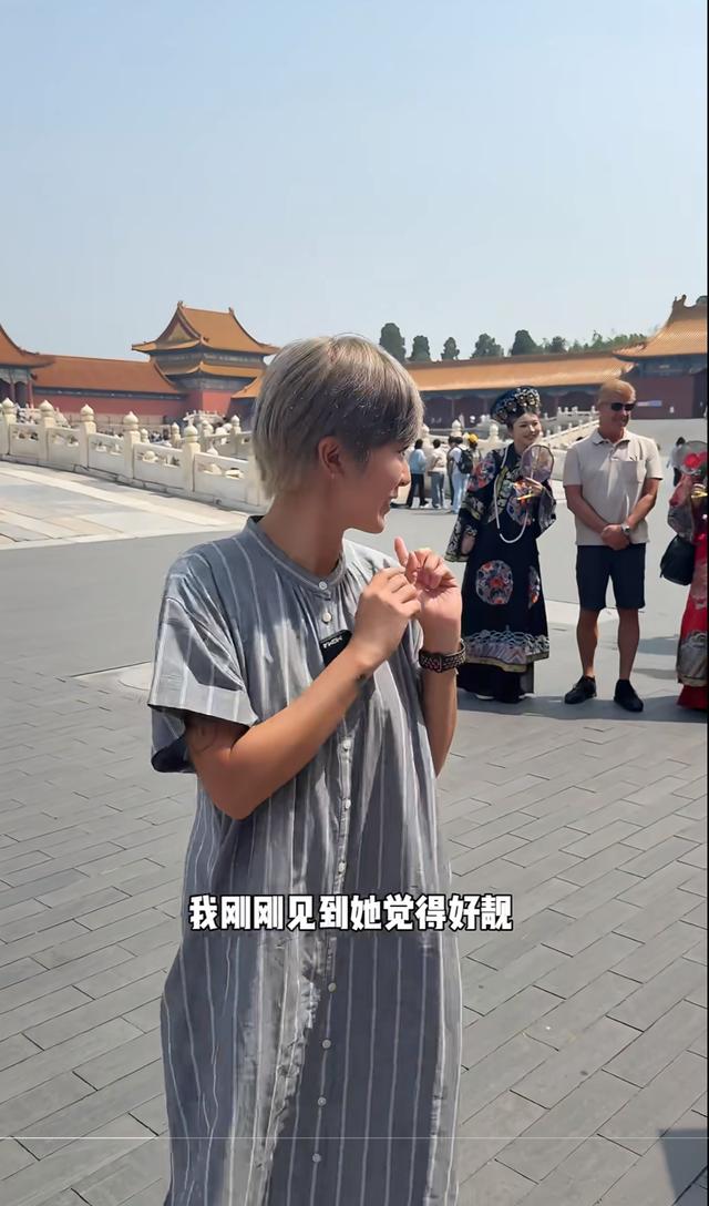 43岁唐宁低调回国现身北京，打扮休闲游故宫，被路人认出大方合照