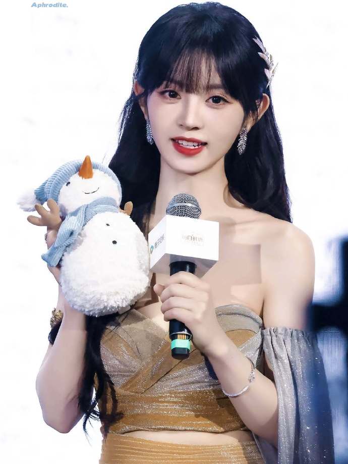 正面看田曦薇好圆润,玲珑剔透的。