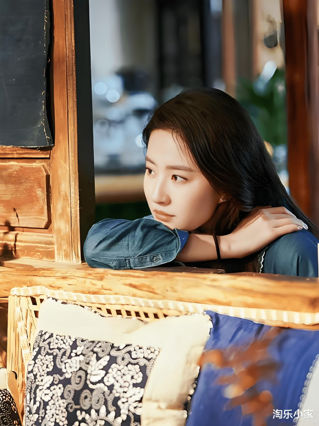 网友成都偶遇刘亦菲庆生！穿碎花裙吃火锅，这状态谁敢信？