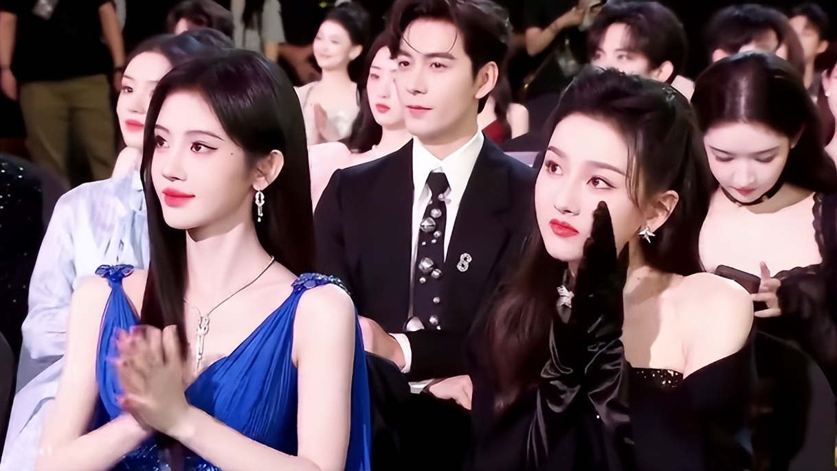 海口这晚，秦岚的腰、白露的脸，159cm“黑袍裹身”的她全场惊艳