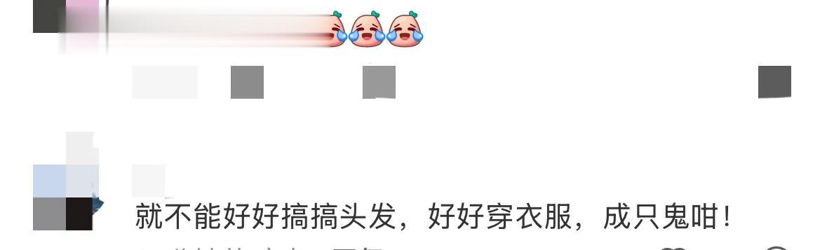 温碧霞和老公出街，天气冷还穿着露胳膊的衣服，发型也是一成不变