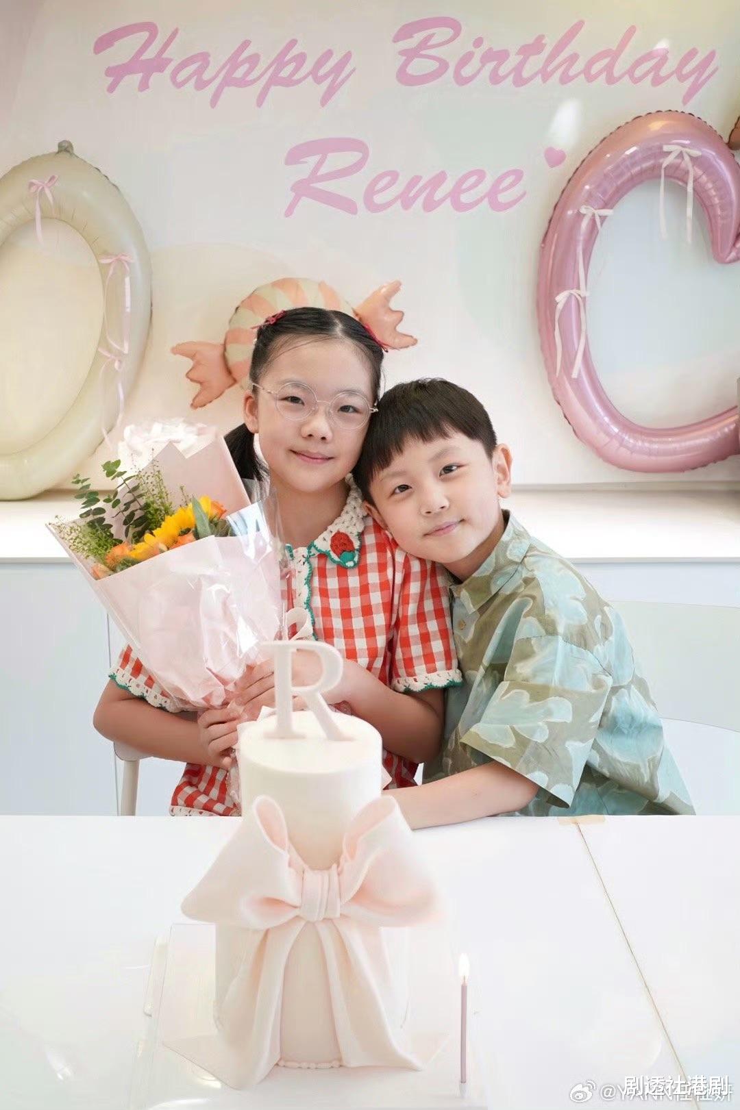 TVB视帝携妻为女儿庆生！10岁小家伙被指像爷爷，一家四口太温馨