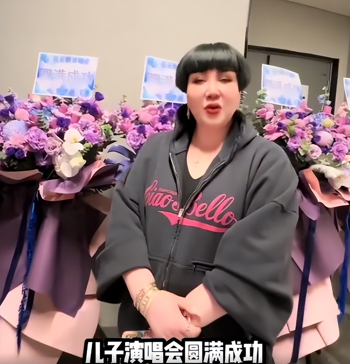 郭德纲妻儿看演唱会，郭汾阳3次吻王惠，被吐槽不正常，冤枉他了