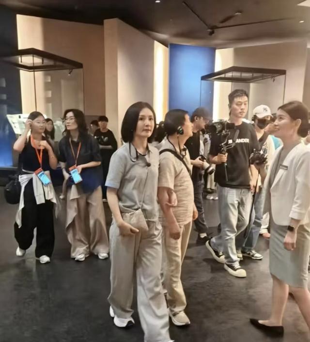 44岁谢娜给二爸过80大寿，大哥二哥罕露面摆十几桌，中华烟扔桌上