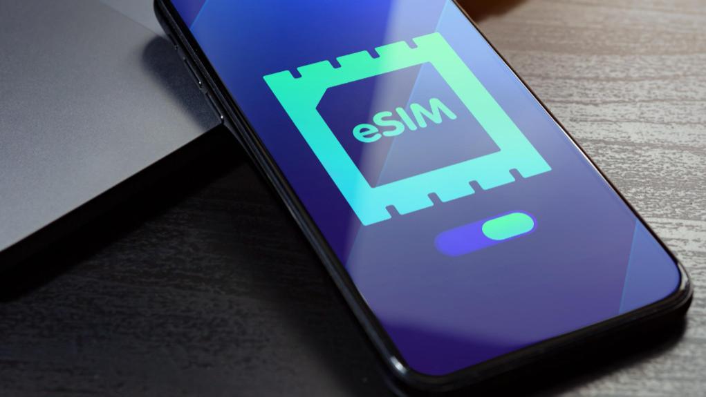 国内首发eSIM争夺战！华为苹果9月巅峰对决，三折叠大战轻薄王