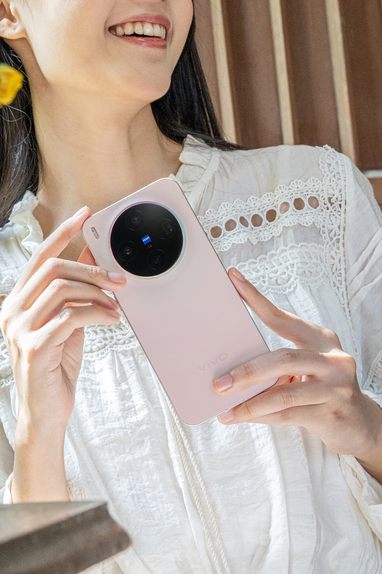 《鲜Phone画报》vivo X300幸运彩:丝绒凝光 云握柔暖