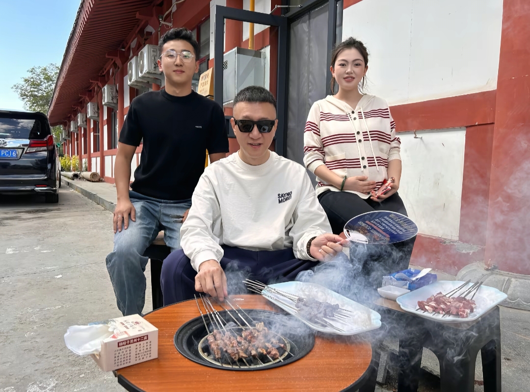 孙红雷和老婆王骏迪到宁夏旅游,在院子烤羊肉串,打扮时尚好贵气