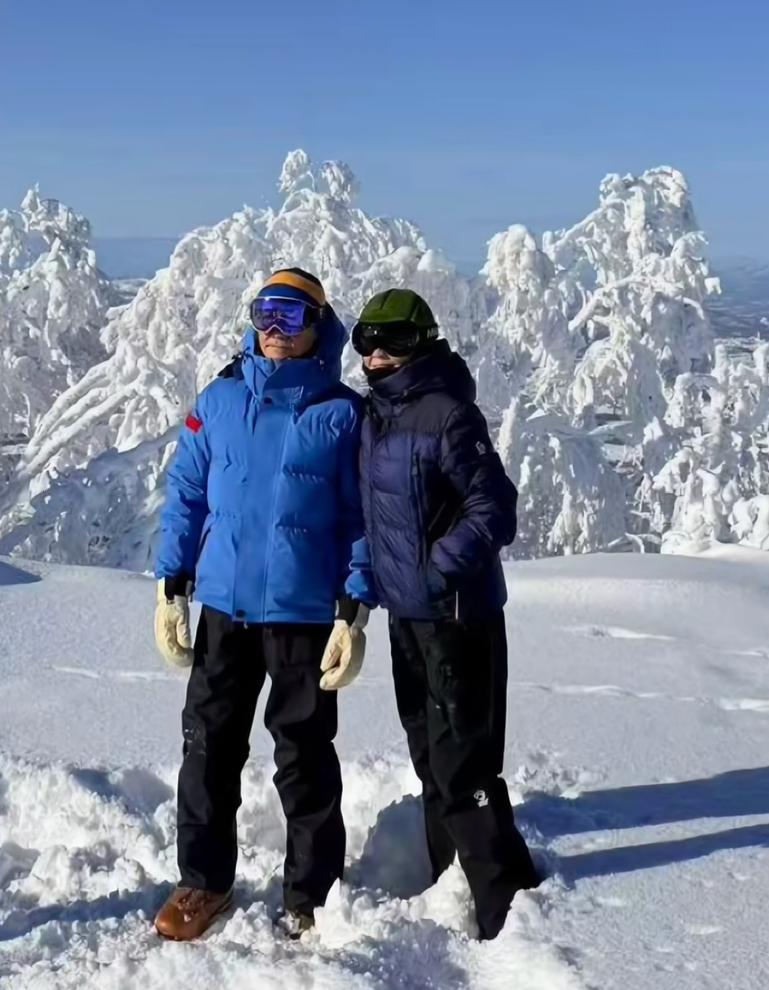 王菲刘嘉玲闺蜜同框，跟刘嘉玲夫妇日本滑雪，端咖啡坐梁朝伟旁边