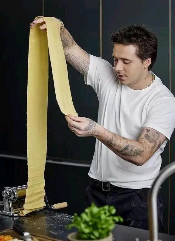 贝克汉姆50岁生日很伤心，晒全家福，长子没来，14岁小七令人惊艳