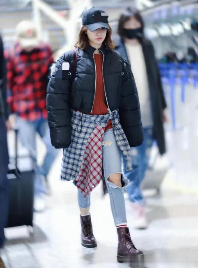 蔡依林换了齐肩发气质大变！短款羽绒服+毛衣+破洞裤，时髦又减龄