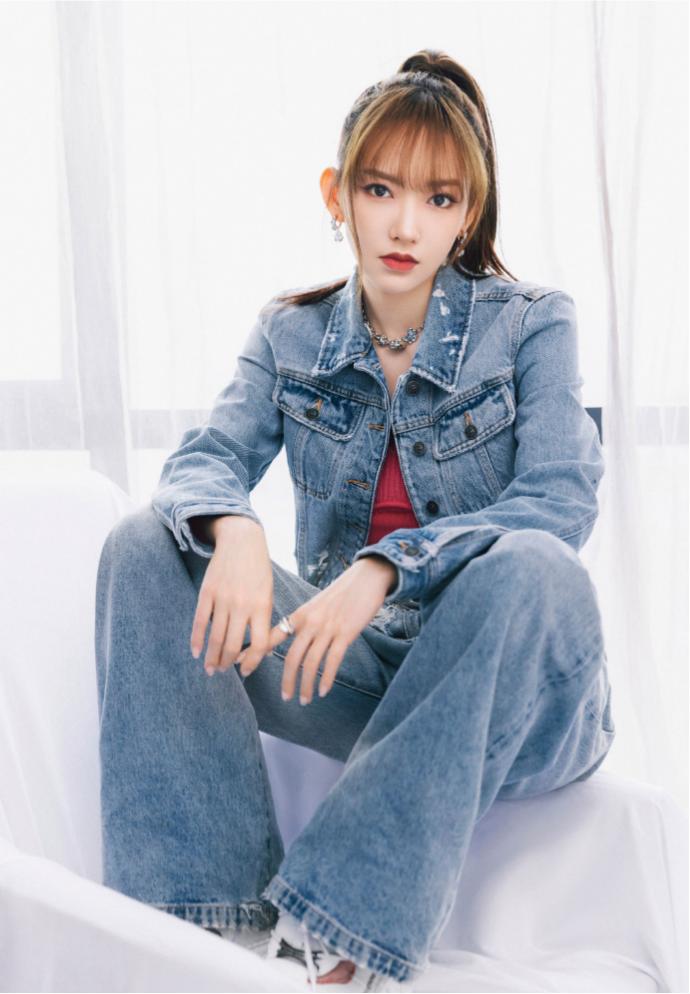 程潇牛仔套装+高丸子头!这松弛感直接拉满,优雅气质美出圈 !