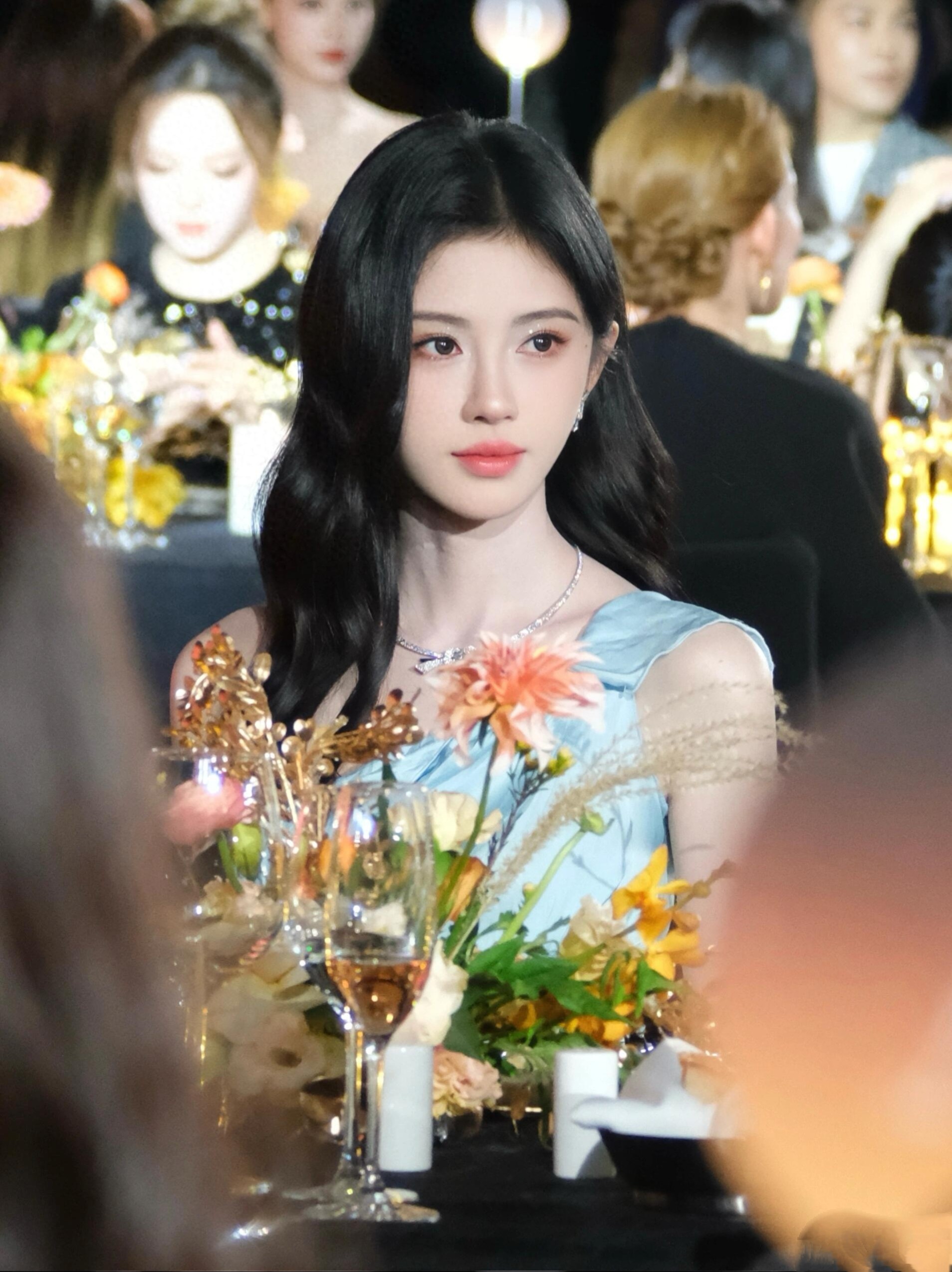 鞠婧祎全球首戴、时尚芭莎珠宝盛典晚宴生图美出天际