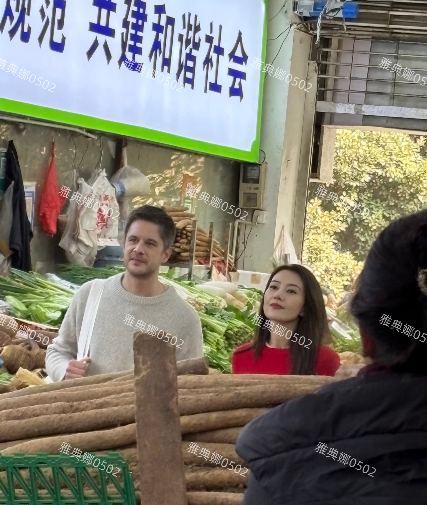 成都玉林菜市偶遇高圆圆，穿了件大红毛衣的她，年轻漂亮明艳动人