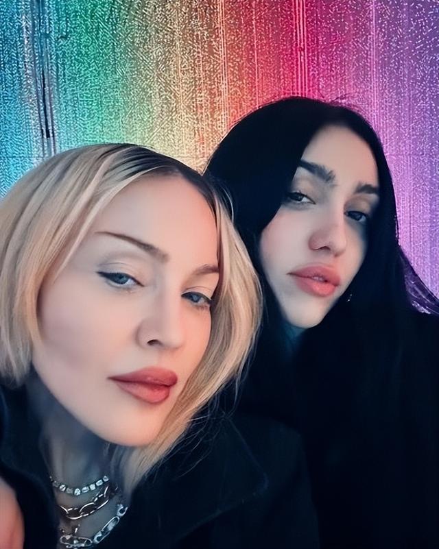 66岁麦当娜回春了，又白又嫩金发薄纱，在小37岁男友怀里一脸享受