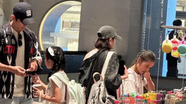 贾静雯一家成都度假，8岁波妞头发黑又亮，穿着破洞裤好会打扮