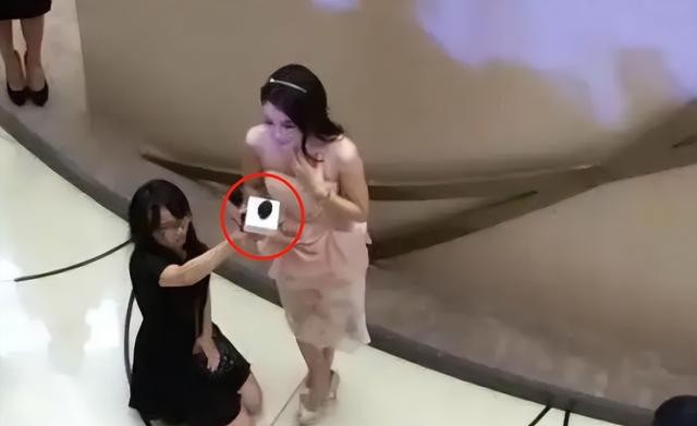 手接漱口水，跪地伺候穿鞋，被骂不敢还口，这些明星哪来的优越感