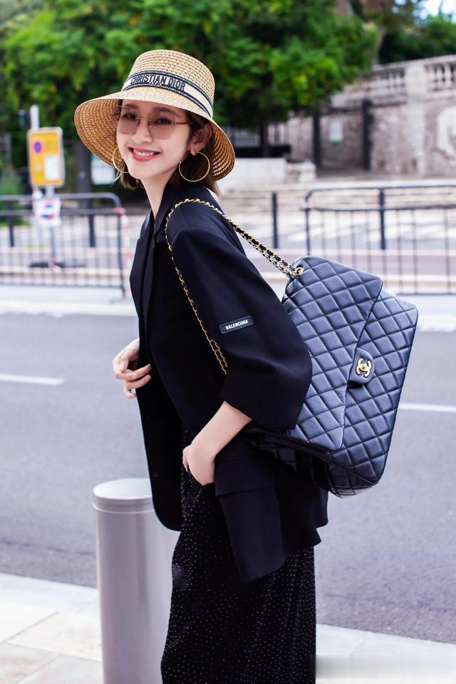 唐艺昕分享今日街拍,一身黑色穿搭干练气质,文艺范十足!