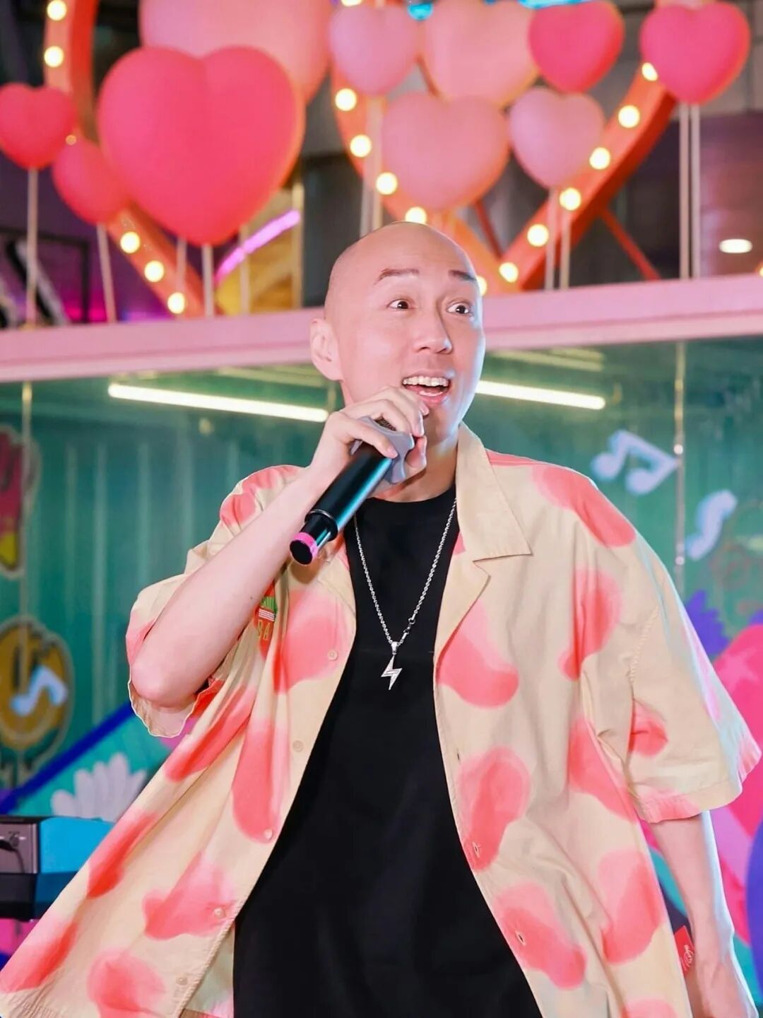 TVB绿叶演员没工作转同母亲拍视频，首次突破5000赞劲开心