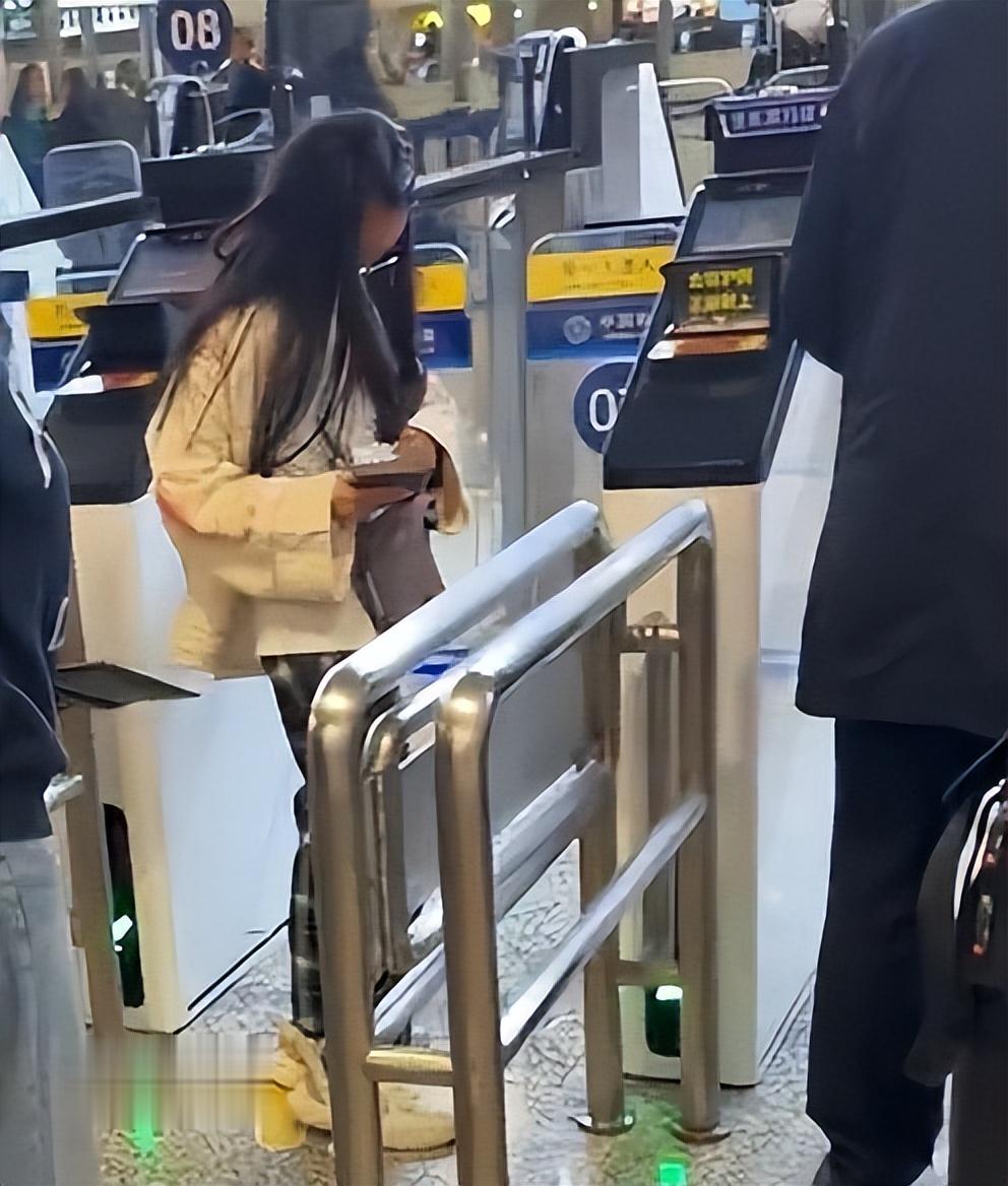 伊能静带全家台湾旅游！腚大背驼大妈味浓，米粒近视仍手机不离手