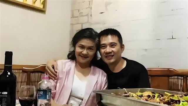 他是著名演员，妻子是真不好看，成名后相守多年，她有什么魅力