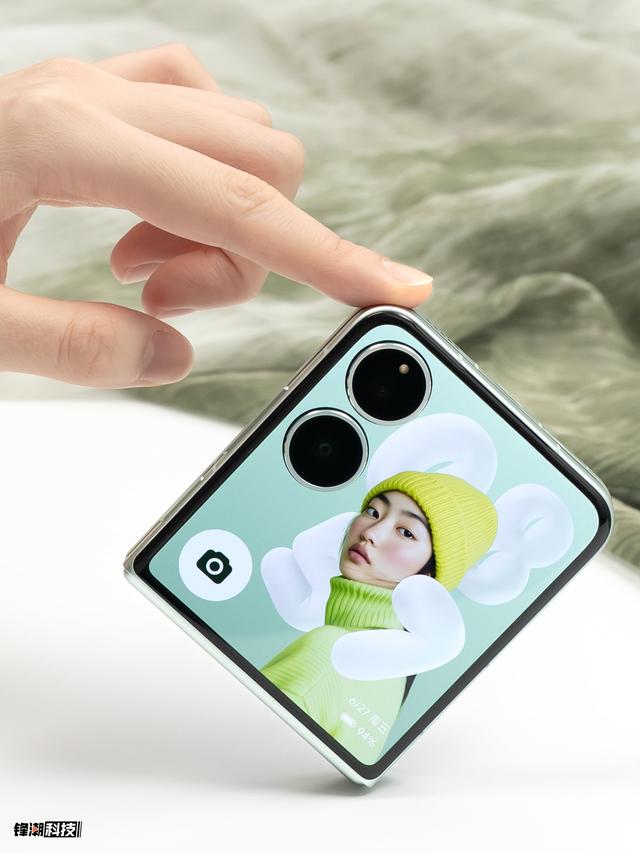 小米MIX Flip 2上手玩:这次,可玩性极高的外屏成了主角