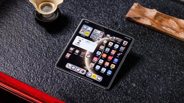 輕薄機身下的輕奢格調 榮耀Magic V5暖白色圖賞