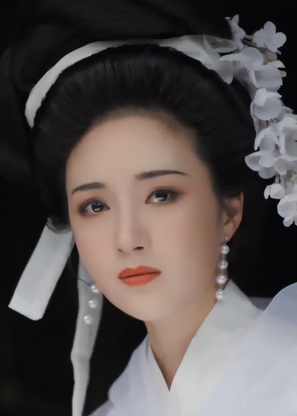 送别何晴！儿子手捧骨灰荧幕情侣公主齐现身，生前眼窝凹陷皮包骨