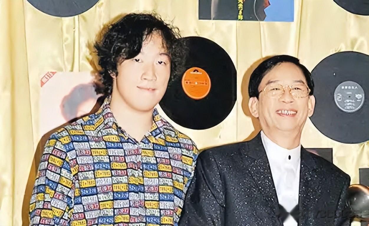 香港男星坐轮椅插管上台，为养啃老儿子拼命工作，去年曾入院病危