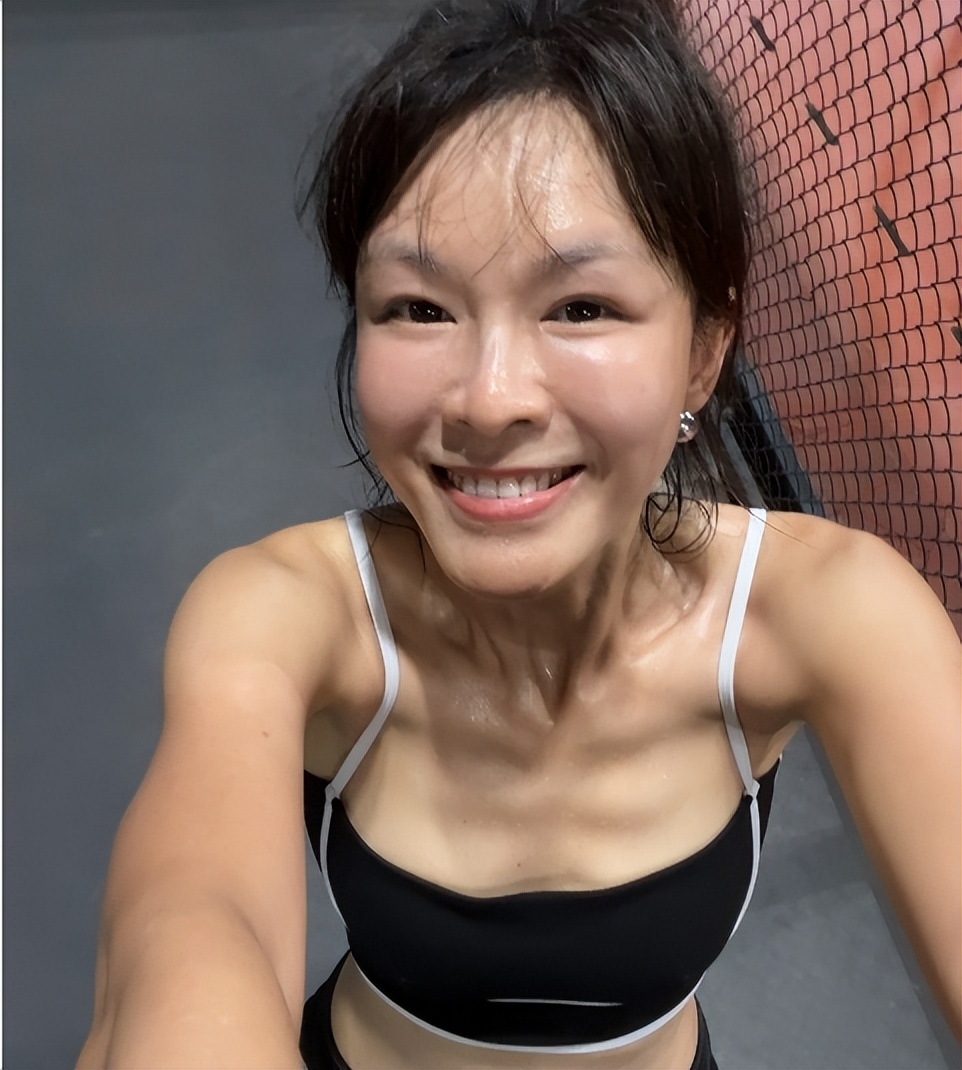 46岁李艾高速口被查身份证,因太年轻遭质疑年龄,本尊开心到飞起