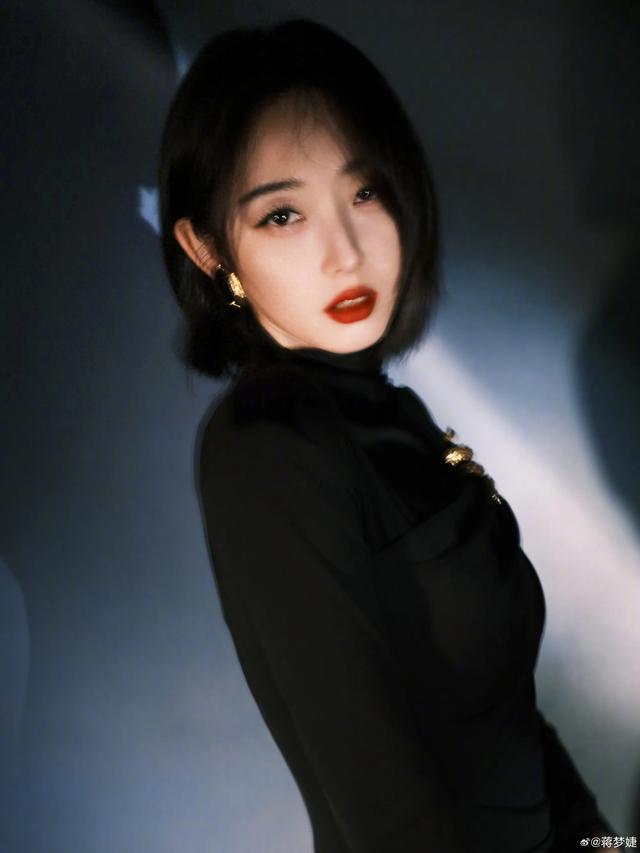 蒋梦婕黑色连衣裙，典雅大方，知性妩媚