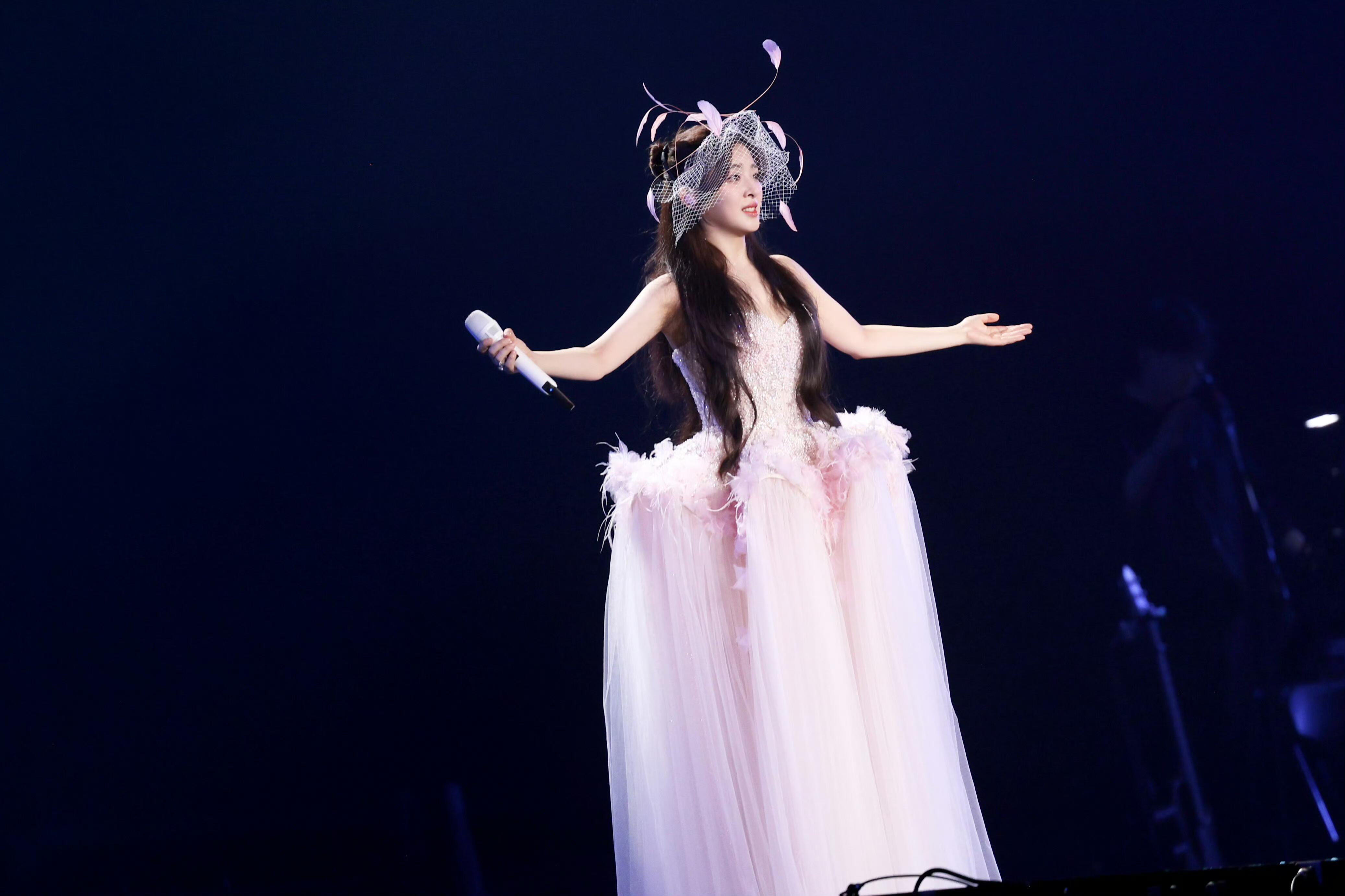 张含韵演唱会舞台造型,中年的她终于开始惊艳所有人