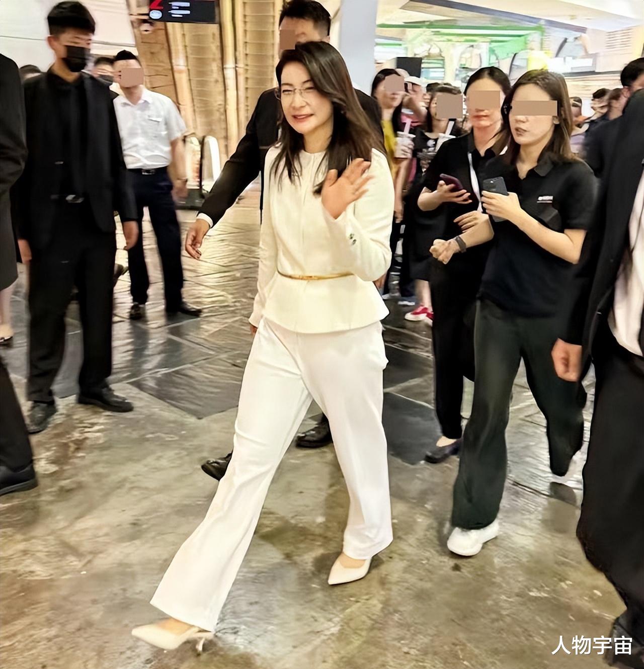 郭晶晶夫妇上海被偶遇，打扮富贵又贴地，结婚13载甜蜜过二人世界