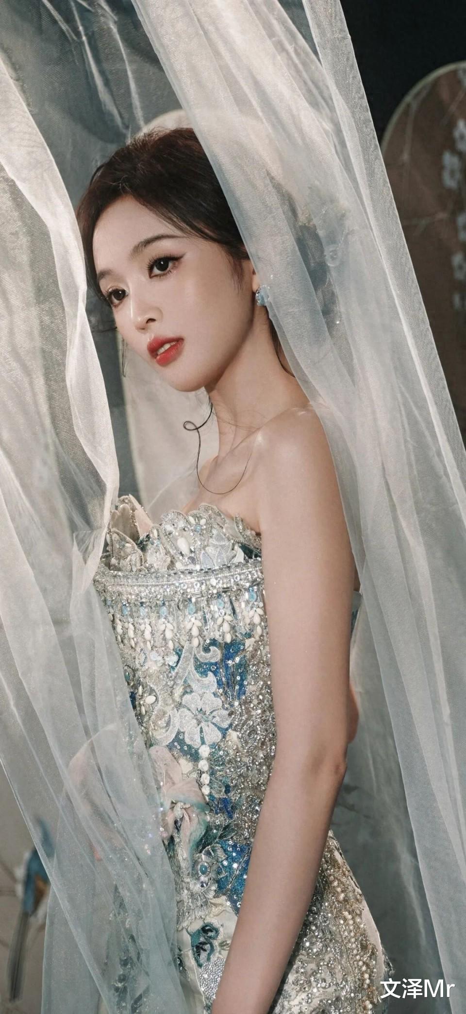 吴宣仪身穿国风刺绣礼服，这颜值身材气质，谁看了不说一句绝！?
