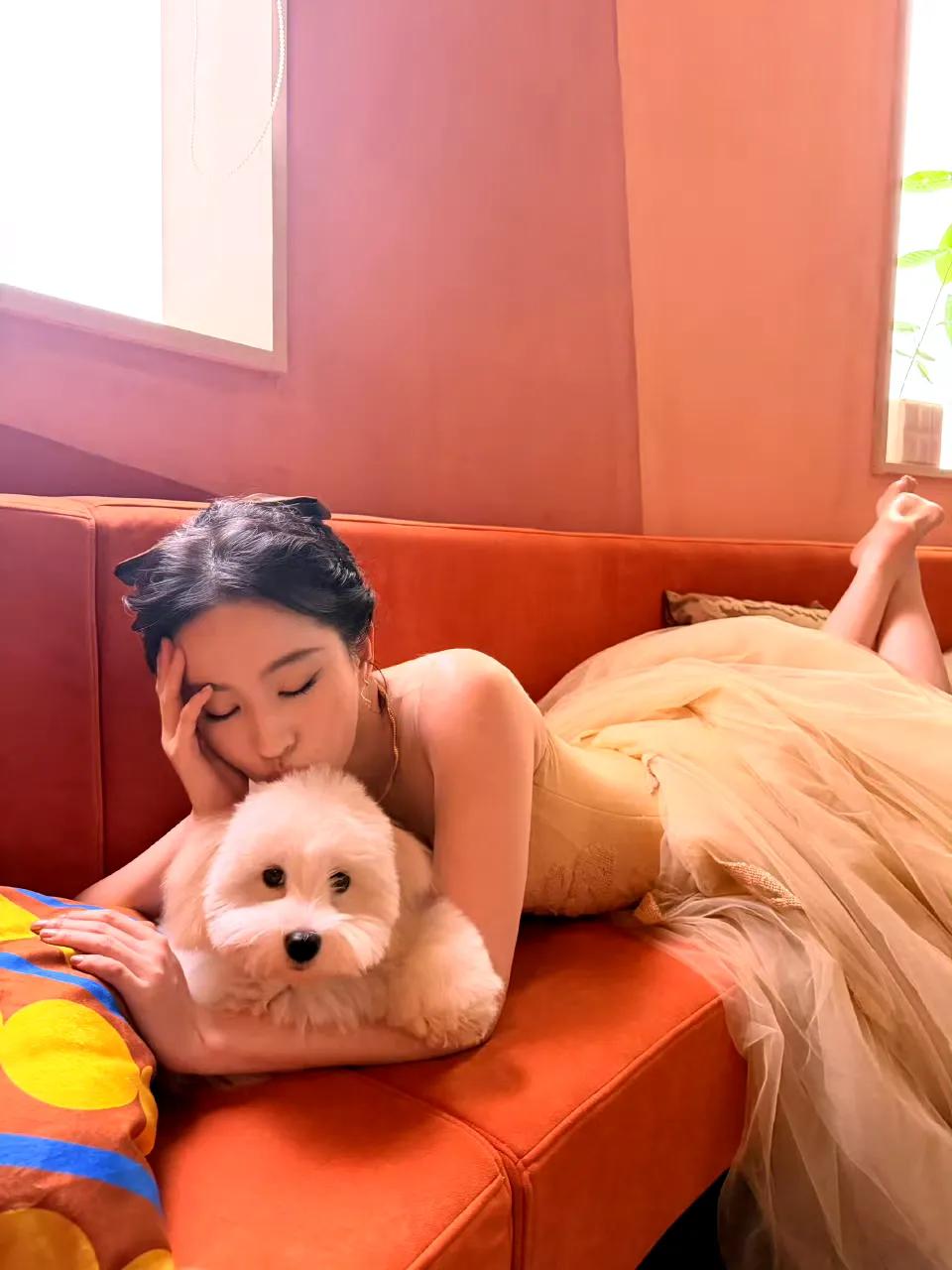刘亦菲抱着小狗也太甜了吧