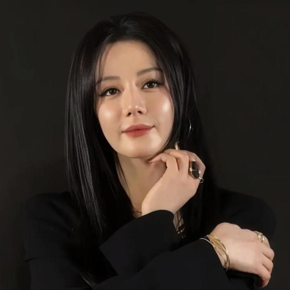 同样是线下，杨紫窄脸小嘴美出新高度，而热巴脸肿僵硬被质疑医美