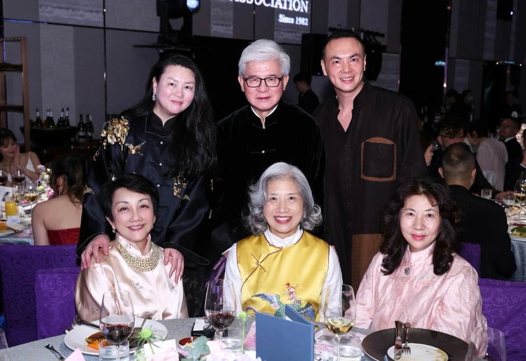 霍启山与继父罗康瑞合照曝光，笑容灿烂很帅气，罗康瑞站C位