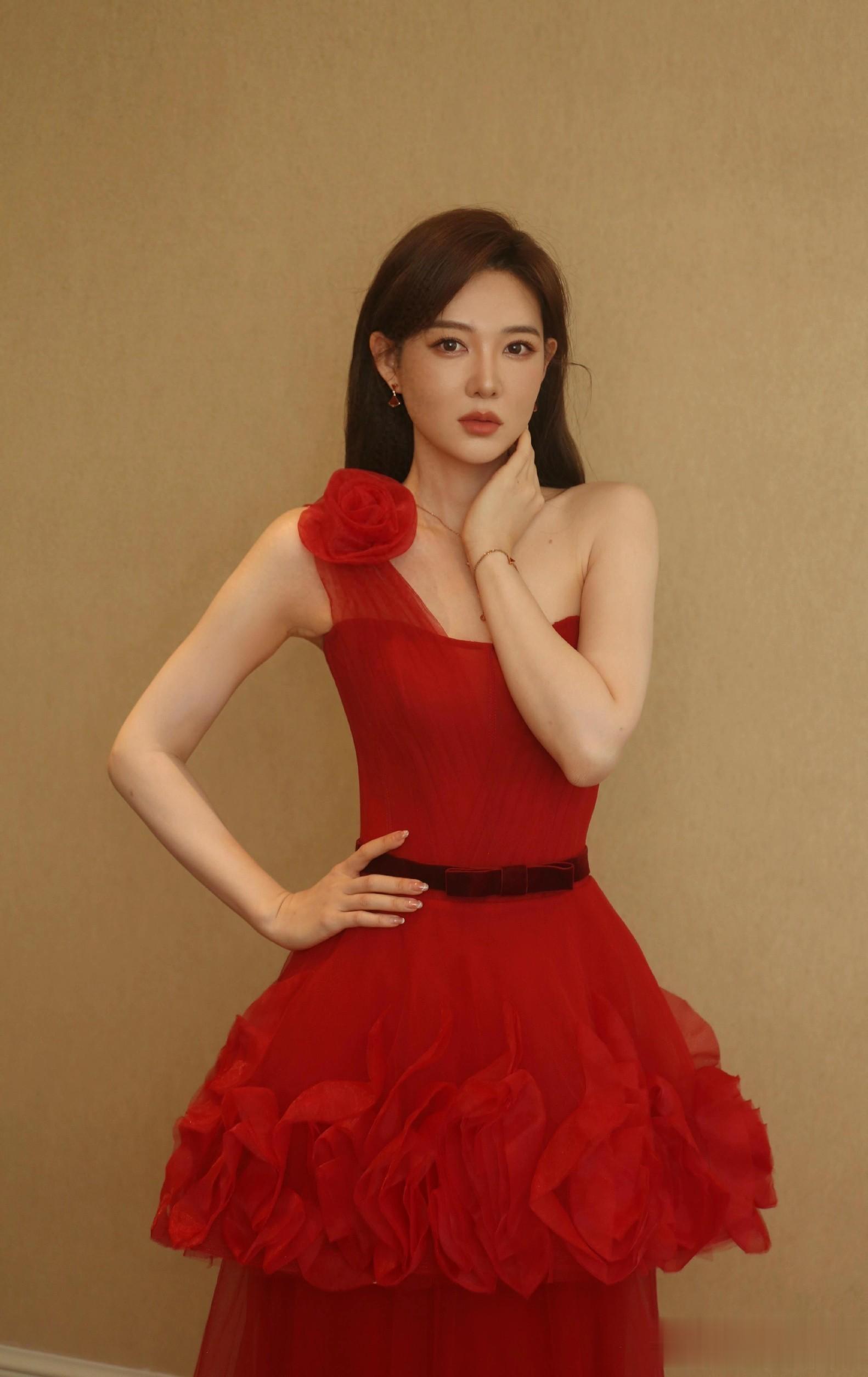 主持人郭玮分享最新活动写真照，一袭红色束腰纱裙明艳动人好美